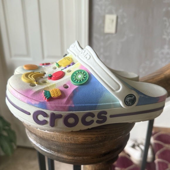 Crocs ladies size 6. Very good condition. White with buttons. Men’s 4 - Picture 7 of 12